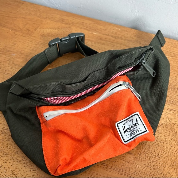 NWOT Herschel Seventeen Hipsack - Picture 1 of 6